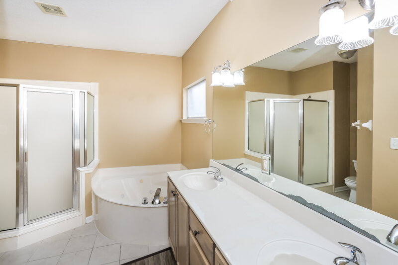 1,990/Mo, 1100 Green Fern Cove Cordova, TN 38018 Main Bathroom View