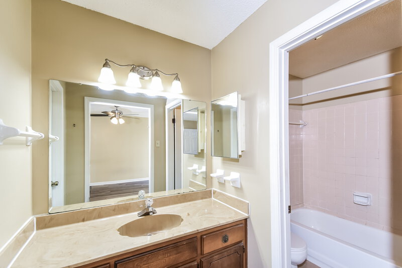 1,545/Mo, 928 Pheasant Hollow Dr Cordova, TN 38018 Main Bathroom View