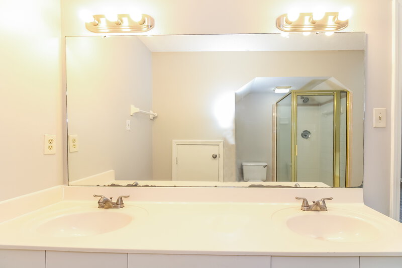 1,940/Mo, 8183 Walnut Valley Cove Cordova, TN 38018 Main Bathroom View