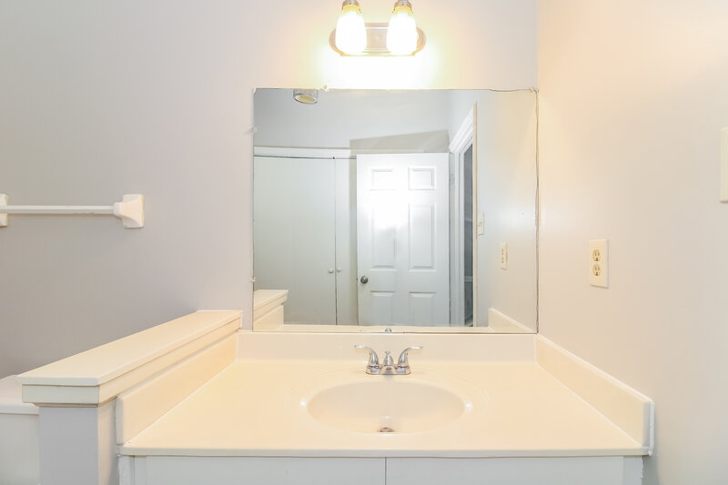 1,940/Mo, 8183 Walnut Valley Cove Cordova, TN 38018 Bathroom View 2
