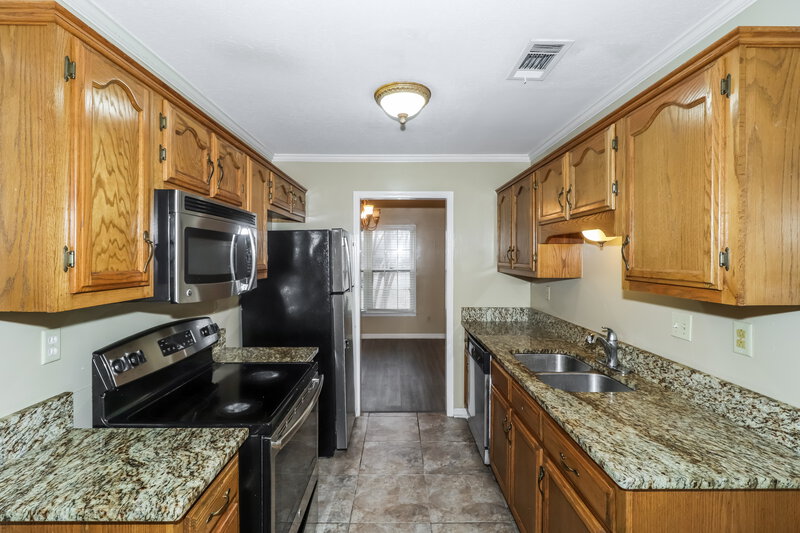 1,800/Mo, 928 Lycomedes Cove Cordova, TN 38018 Kitchen View