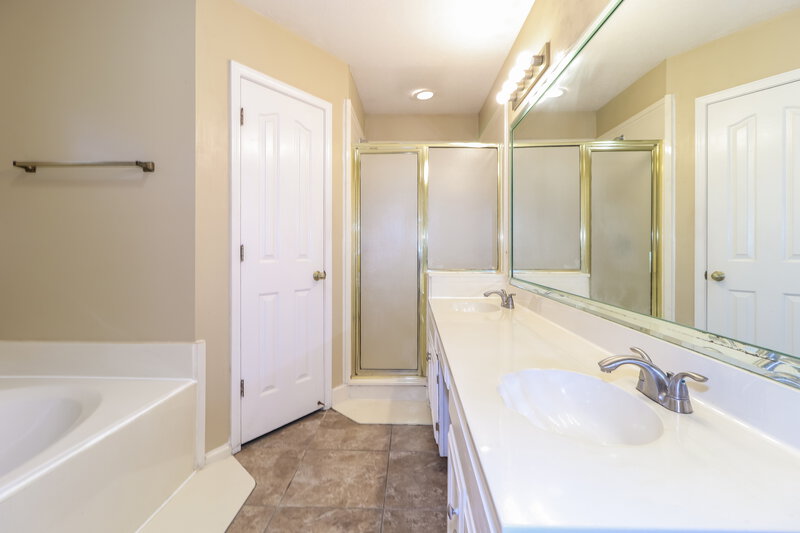 1,800/Mo, 928 Lycomedes Cove Cordova, TN 38018 Main Bathroom View