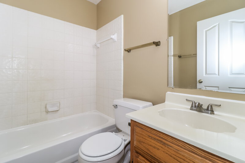 1,800/Mo, 928 Lycomedes Cove Cordova, TN 38018 Bathroom View