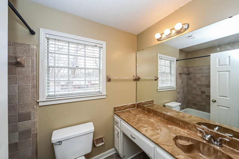 3,200/Mo, 952 Grouse Meadows Dr Cordova, TN 38018 Bathroom View