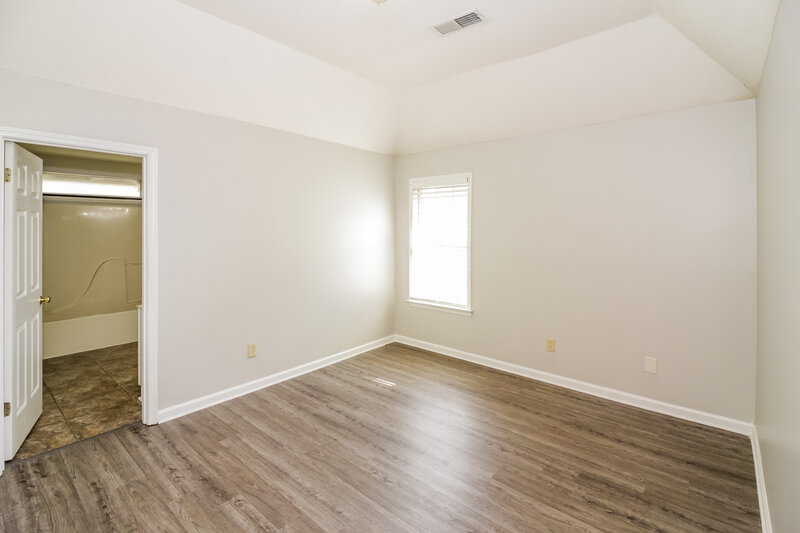 2,380/Mo, 7099 Country Walk Dr Cordova, TN 38018 Main Bedroom View 2