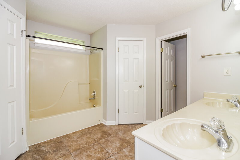 2,380/Mo, 7099 Country Walk Dr Cordova, TN 38018 Main Bathroom View