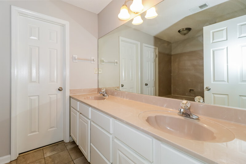 1,635/Mo, 1017 Spanish Trail Cordova, TN 38018 Main Bathroom View
