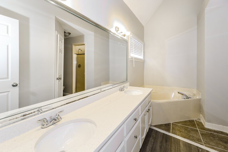 1,760/Mo, 7340 Appling Ridge Dr Cordova, TN 38018 Main Bathroom View