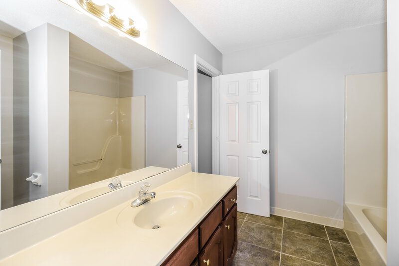 1,760/Mo, 7340 Appling Ridge Dr Cordova, TN 38018 Bathroom View
