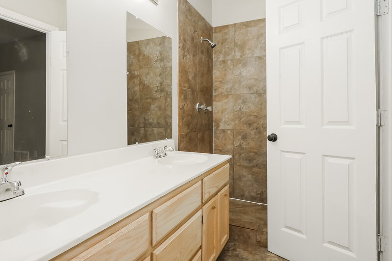 0/Mo, 8170 Timber Knoll Ln Cordova, TN 38018 Main Bathroom View