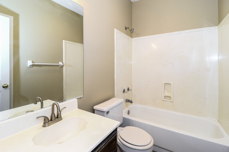1,780/Mo, 8170 Timber Knoll Ln Cordova, TN 38018 Main Bathroom View