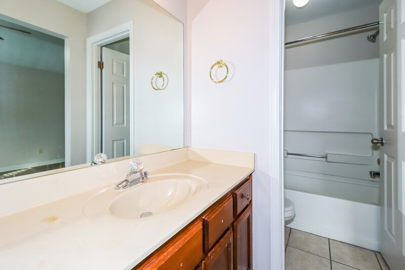 1,365/Mo, 7924 Annes Circle Cordova, TN 38018 Main Bathroom View