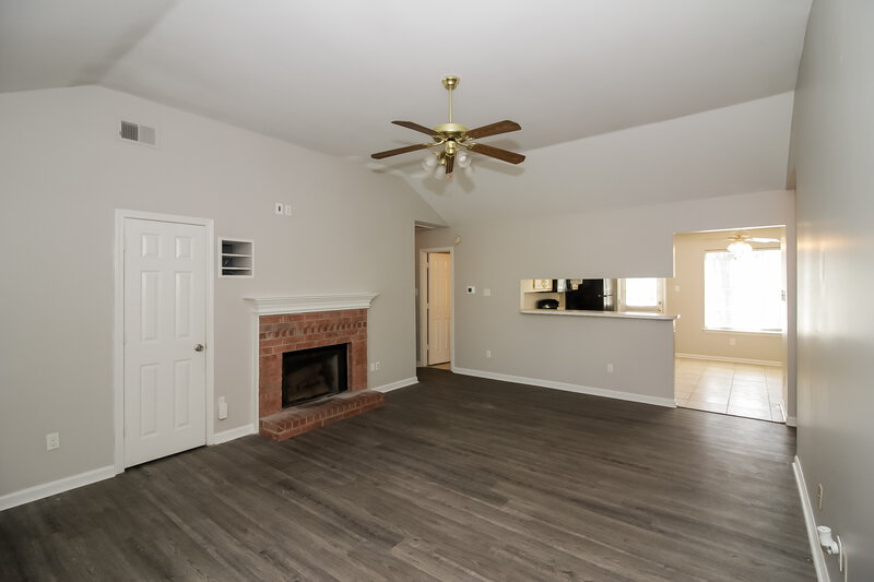 2,300/Mo, 6991 Presmond Rd Cordova, TN 38018 Living Room View 2