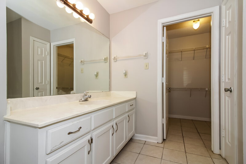 2,300/Mo, 6991 Presmond Rd Cordova, TN 38018 Main Bathroom View