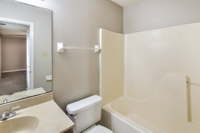 1,625/Mo, 6991 Raleigh Lagrange Rd Cordova, TN 38018 Main Bathroom View