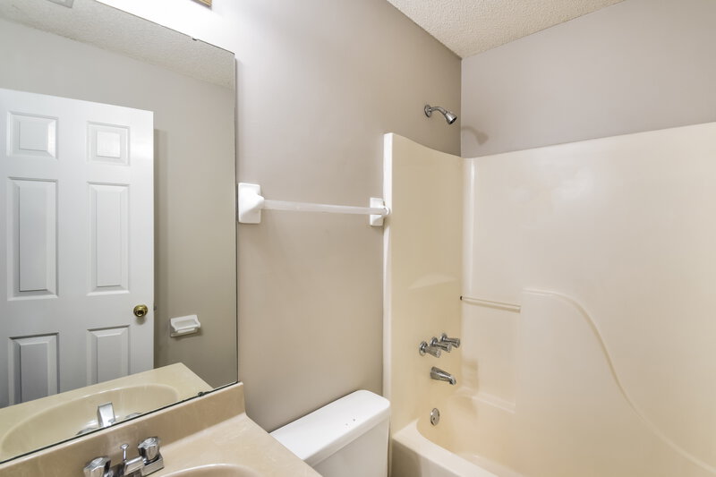 1,625/Mo, 6991 Raleigh Lagrange Rd Cordova, TN 38018 Bathroom View