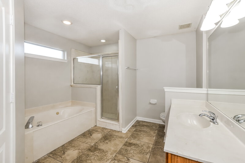 1,725/Mo, 10098 Cross Ridge Rd Cordova, TN 38018 Main Bathroom View