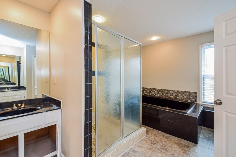 2,210/Mo, 8855 Bazemore Rd Cordova, TN 38018 Main Bathroom View 2