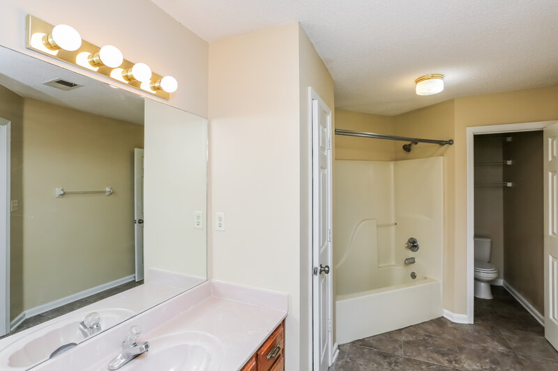 1,755/Mo, 1016 Lorena Cove Cordova, TN 38018 Main Bathroom View