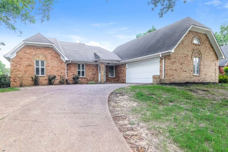 0/Mo, 1104 Fox Trace Cove Cordova, TN 38018 Front View