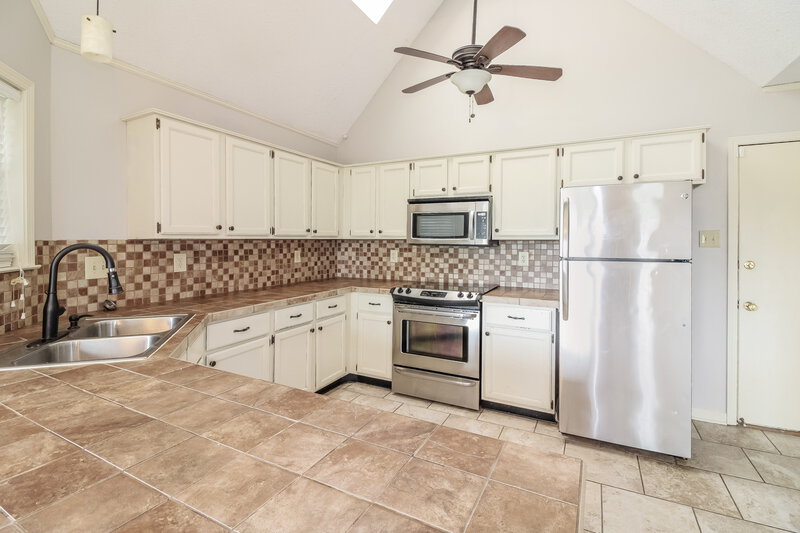 1,940/Mo, 1104 Fox Trace Cove Cordova, TN 38018 Kitchen View 2