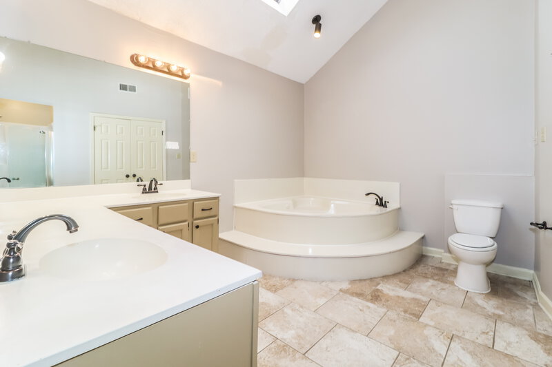 0/Mo, 1104 Fox Trace Cove Cordova, TN 38018 Main Bathroom View