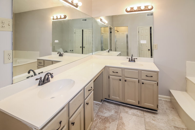 1,940/Mo, 1104 Fox Trace Cove Cordova, TN 38018 Main Bathroom View