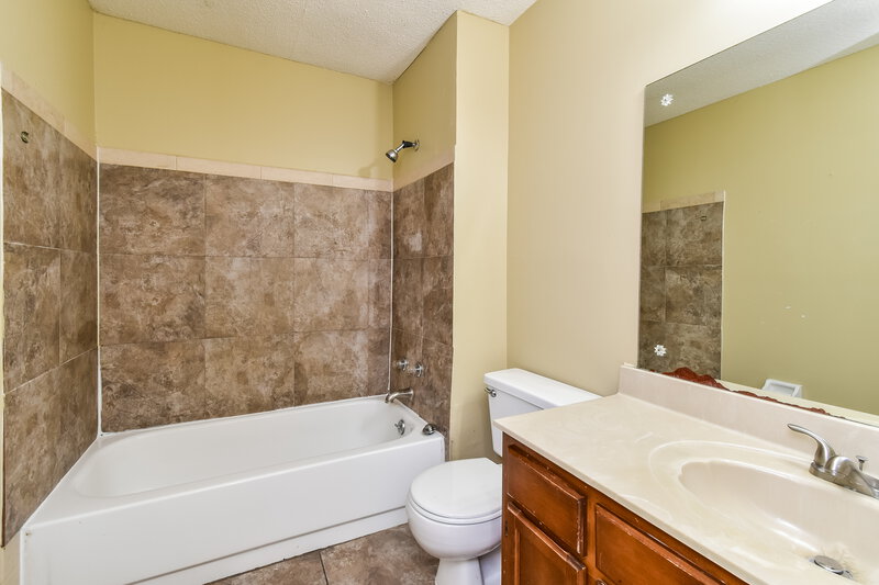 1,600/Mo, 4002 Wood Birch Cove Memphis, TN 38115 Main Bathroom View
