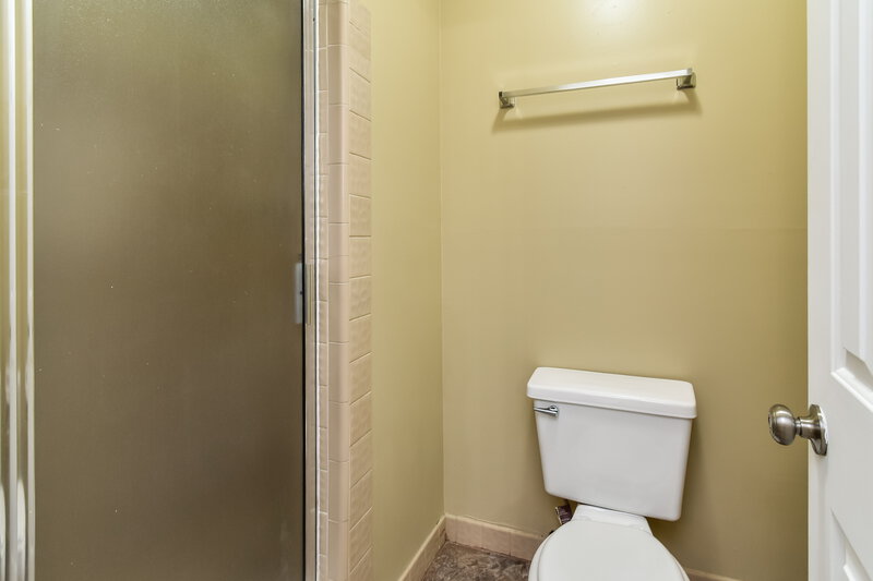 1,600/Mo, 4002 Wood Birch Cove Memphis, TN 38115 Bathroom View