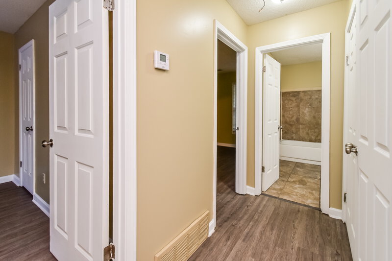 1,600/Mo, 4002 Wood Birch Cove Memphis, TN 38115 Hallway View 2