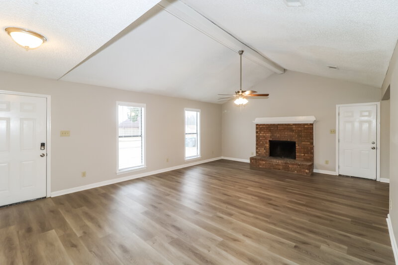 1,800/Mo, 3925 Birchshade Cv Memphis, TN 38115 Living Room View
