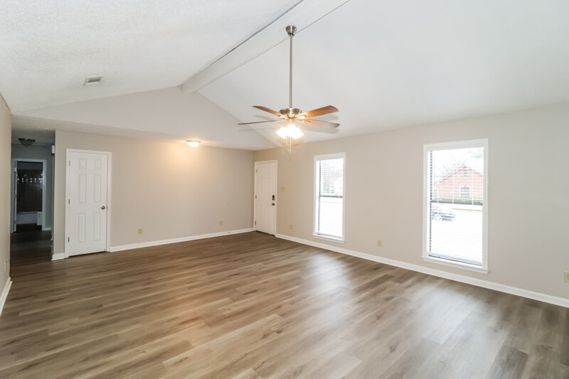 1,800/Mo, 3925 Birchshade Cv Memphis, TN 38115 Living Room View 2