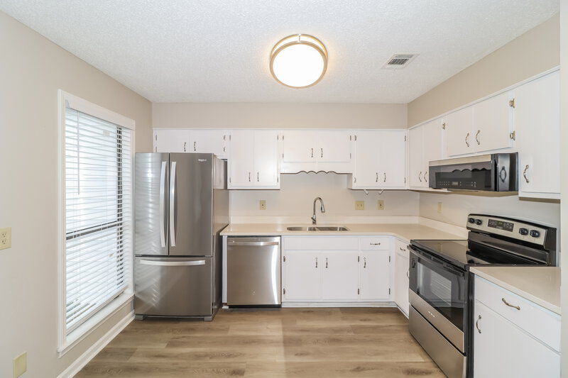 1,800/Mo, 3925 Birchshade Cv Memphis, TN 38115 Kitchen View