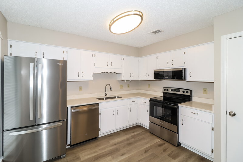 1,800/Mo, 3925 Birchshade Cv Memphis, TN 38115 Kitchen View 2