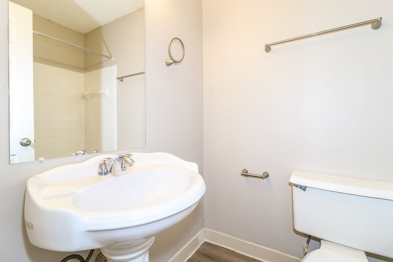 1,800/Mo, 3925 Birchshade Cv Memphis, TN 38115 Main Bathroom View