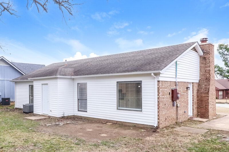 1,800/Mo, 3925 Birchshade Cv Memphis, TN 38115 Rear View