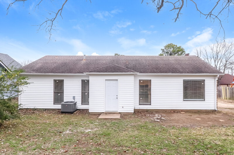 1,800/Mo, 3925 Birchshade Cv Memphis, TN 38115 Rear View 2