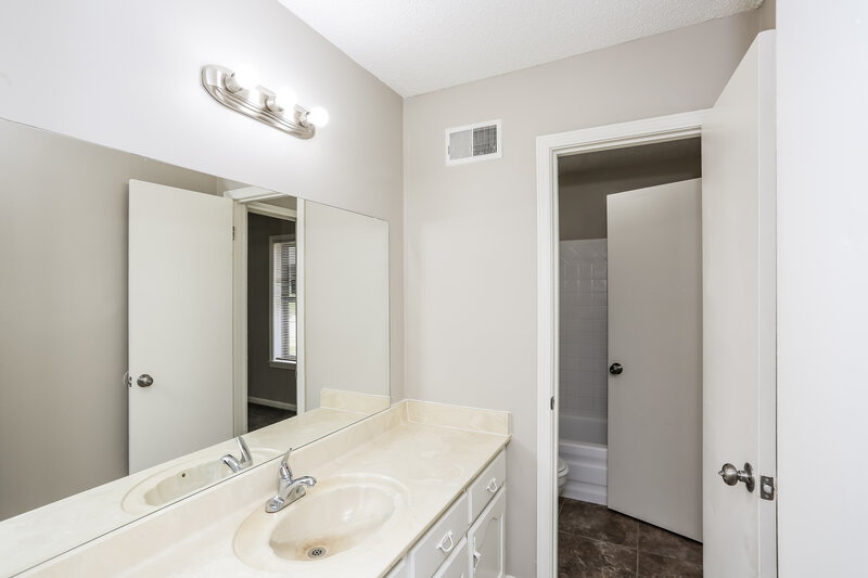 1,505/Mo, 6423 Kindness Cove Memphis, TN 38115 Main Bathroom View