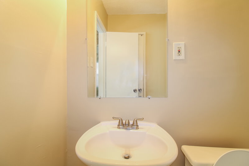 1,595/Mo, 1751 Sea Isle Rd Memphis, TN 38117 Main Bathroom View