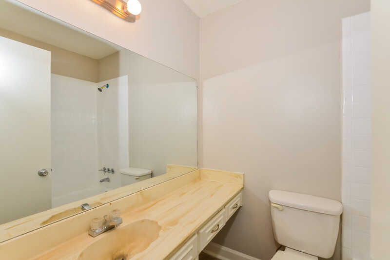 1,600/Mo, 1751 Sea Isle Rd Memphis, TN 38117 Main Bathroom View