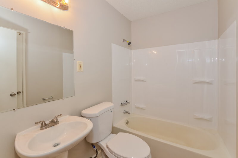 1,600/Mo, 1751 Sea Isle Rd Memphis, TN 38117 Bathroom View