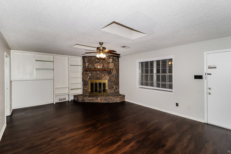 2,530/Mo, 2546 Cardigan Dr Memphis, TN 38119 Living Room View 2