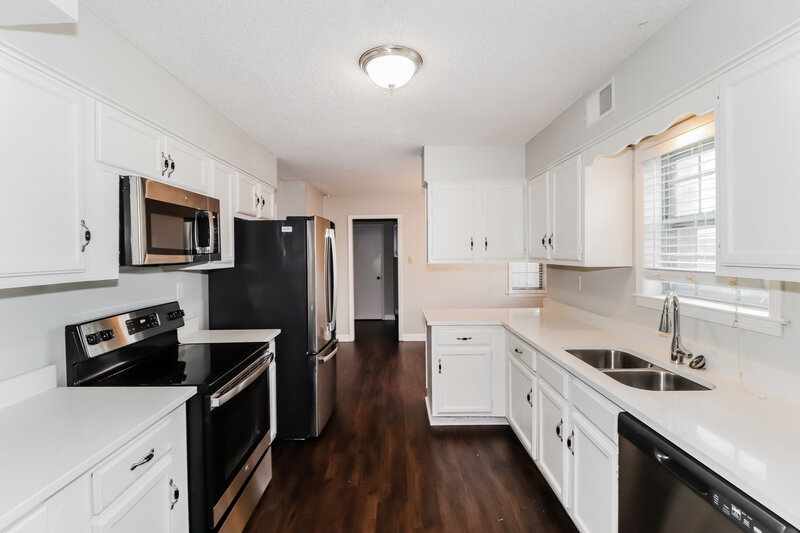 2,530/Mo, 2546 Cardigan Dr Memphis, TN 38119 Kitchen View