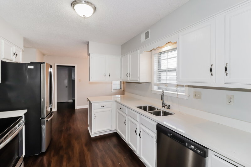 2,530/Mo, 2546 Cardigan Dr Memphis, TN 38119 Kitchen View 2