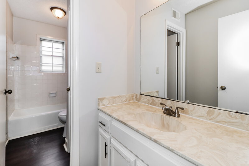 2,530/Mo, 2546 Cardigan Dr Memphis, TN 38119 Main Bathroom View