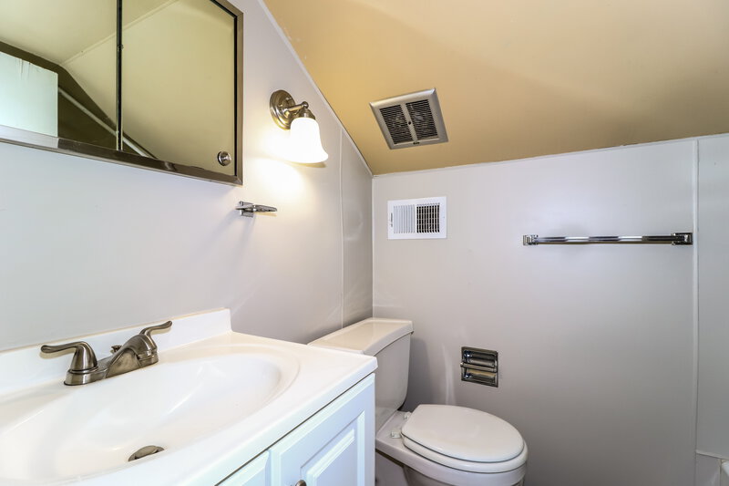 1,740/Mo, 5447 Park Ave Memphis, TN 38119 Bathroom View