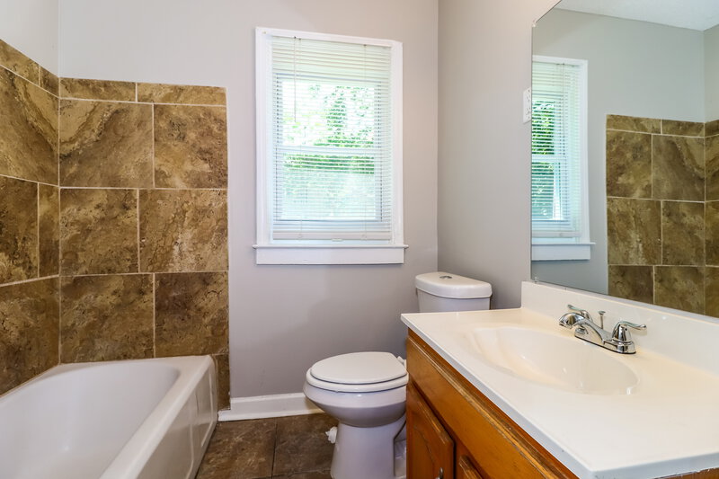 1,740/Mo, 5447 Park Ave Memphis, TN 38119 Bathroom View 2