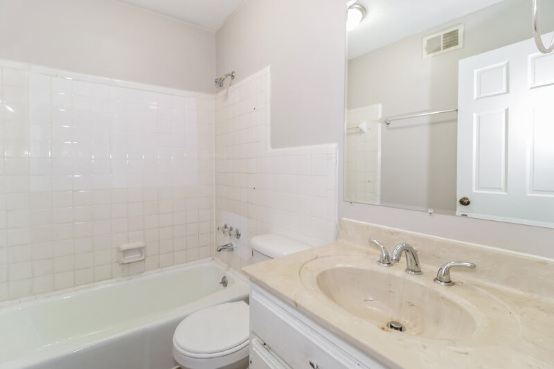 1,810/Mo, 6005 Macinness Dr Memphis, TN 38119 Main Bathroom View