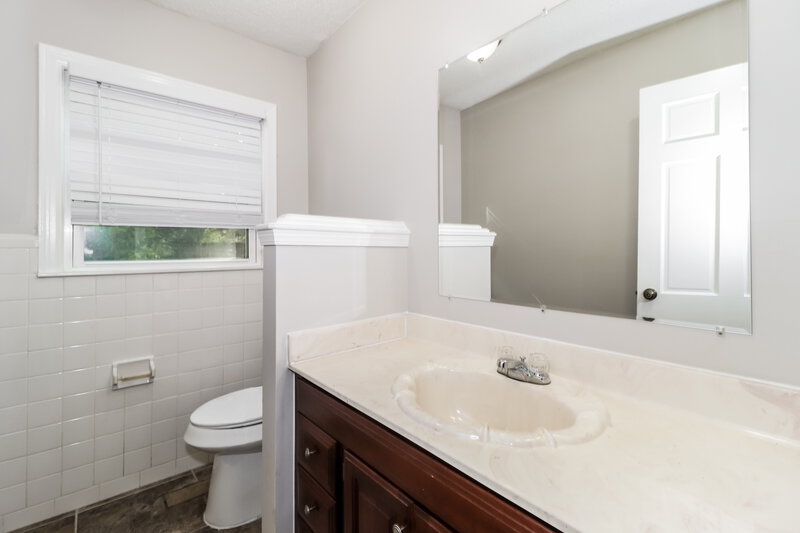 1,810/Mo, 6005 Macinness Dr Memphis, TN 38119 Bathroom View 2