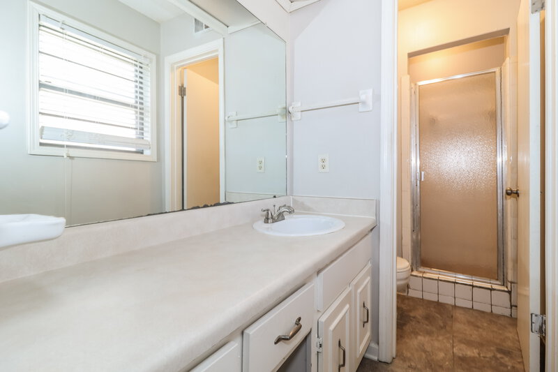 1,660/Mo, 7261 Hollorn Ln Memphis, TN 38125 Main Bathroom View